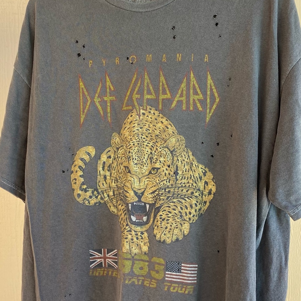 Def Leppard oversized band t.